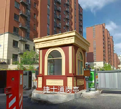 前方什么這么晃眼？哎呦，竟然是新型亮眼的保安亭