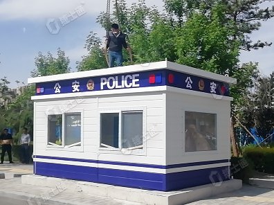 捷士通生產(chǎn)的公園治安崗亭是專(zhuān)為繁華公園設計的，旨在提供一個(gè)安全、便捷的